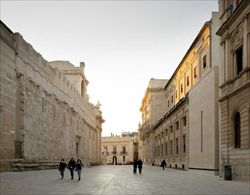 Il padiglione di accesso agli scavi dell'Artemision di Siracusa visto da piazza Minerva. Progetto di Vincenzo Latina, premiato con la Medaglia d'oro all'Architettura 2012.