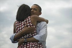 Obama abbraccia la moglie dopo la notizia della rielezione. E' la foto più condivisa di sempre.