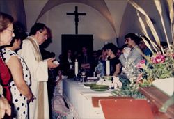 Padre Ernesto Balducci celebra Messa nella cappella della Badia Fiesolana.