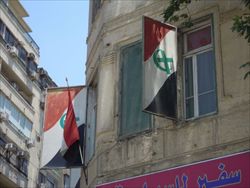 Bandiere con il simbolo copto e quello islamico, diffuse durante la rivoluzione di piazza Tahrir (foto di G. Mastromatteo).