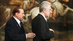 Silvio Berlusconi con Mario Monti (Reuters).