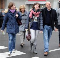 Pier Luigi Bersani al seggio per le primarie con la moglie e le due figlie (Ansa)