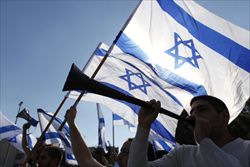 Una manifestazione a favore dei bombardamenti israeliani su Gaza (Reuters).