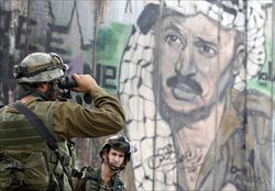 Una pattuglia israeliana nei pressi di Ramallah. Foto Reuters. L'immagine di copertina, invece, è dell'agenzia Ansa. 