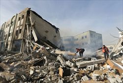 Gli effetti della reazione di Israele su alcune costruzioni palestinesi (Reuters).