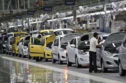 Ancora i lavoratori Hyundai sulla linea di montaggio dello stabilimento indiano di Kancheepuram (Reuters).