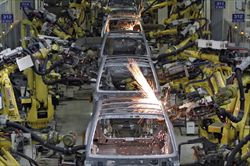 Robot durante la fase di lastratura nello stabilimento Hyundai Motor di Kancheepuram, nello Stato meridionale di Tamil Nadu, in India (Reuters).