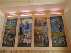 Gli interni del centro con dipinti che raccontano la vita di padre Pio