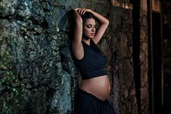 La modella brasiliana Adriana Lima, incinta, vista da Steve McCurry per il Calendario Pirelli.