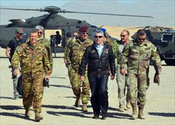 Il ministro della Difesa Giampaolo Di Paola in visita ai militari italiani impegnati nella missione ISAF in Afghanistan, a Herat (Ansa).