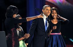 Obama con la first lady Michelle e le figlie alla convention di Chicago (Reuters).