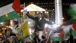 L'esultanza dei giovani palestinesi a Ramallah dopo il voto dell'Onu (foto del servizio: Reuters).