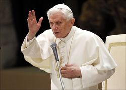 Papa Benedetto XVI benedice i presenti al termine dell'udienza generale del mercoledì. Foto Reuters.