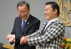 Il rapper coreano Park Jae-Sang con il segretario delle Nazioni Unite Ban Ky-moon (Ansa).