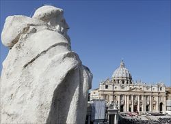 Vista di San Pietro. In copertina, il Papa all'Angelus di oggi (foto reuters)