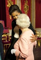 L'inusuale abbraccio di Michelle Obama alla regina Elisabetta d'Inghilterra.(tutte le foto sono Reuters).