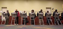 Le operazioni di voto in un seggio in Ohio (Ansa).