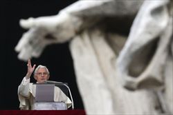 Il Papa durante l'Angelus, domenica 2 dicembre 2012. Foto Reuters. In copertina: il Cristo Pantocratore, mosaico nel Duomo di Cefalù (XII secolo).