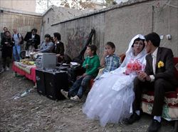 Matrimonio tra ex tossicodipendenti afghani, dopo il percorso di disintossicazione e di riabilitazione effettuato in una comunità terapeutica. Foto Ansa. 