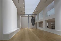 L'installazione di Jannis Kounellis alla Galleria San Fedele di Milano.