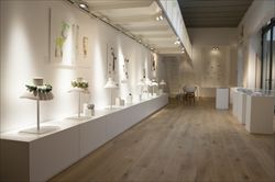 Gli interni delle Officine Saffi, dove si è inaugurata la mostra Contemporary Art Jewels - ceramica da indossare.