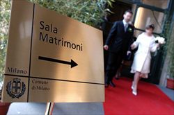 Matrimoni civili a Milano (foto Fotogramma). In copertina: un matrimonio religioso (foto Corbis). 