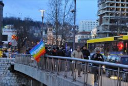 I volontari di Beati i costruttori di pace, a Sarajevo, sul ponte Vrbania.