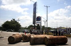 Cisterne contenenti rifiuti pericolosi finiti maledestramente su una strada trafficata del Venezuela. L'incidente, che risale al settembre 2009, causò almeno 8 morti e 326 intossicati. Foto Reuters.