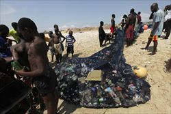 Rifiuti trasportati dalle onde a riva sulla spiaggia di Jamestown, ad Accra (Ghana). Foto Reuters. 