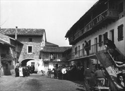 La scena corale di un matrimonio: nel film recitarono gli abitanti di Coderno.