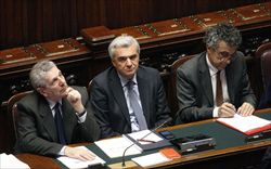 Il ministro della Salute Balduzzi (al centro) sui banchi del Governo con i colleghi Di Paola (a sinistra) e Barca (foto copertina e questa foto: Ansa).