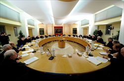Il Consiglio permanente della cei presieduto dal cardinale Angelo Bagnasco (foto Ansa).