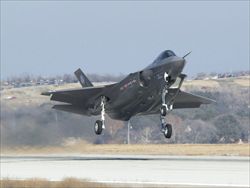 Un cacciabombardiere F-35 al decollo. Foto Ansa.