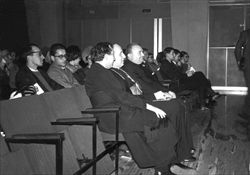 Don Giussani nel 1962 con il vescovo di Milano, Giovanni Colombo, al recital di Adriana Mascagni (archivio CL).