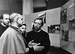 Con l'allora cardinale Montini, nel 1963, in visita alla mostra fotografica  di Elio Ciol sulla Bassa (archivio CL).
