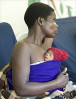 Una donna africana con il suo bambino affetto da grave malnutrizione.