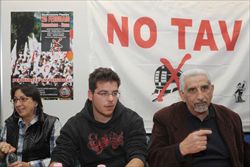 Alberto Perino, il primo a destra, uno dei leader storici del movimento No Tav. Foto di Alessandro Di Marco/Ansa.