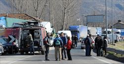  I No Tav bloccano l'autostrada A32, Torino-Bardonecchia, nella carreggiata che porta verso l'Alta Valsusa e il tunnel del Frejus, per protestare contro i lavori di ampliamento del cantiere TAV a Chiomonte (foto Ansa).