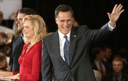 Il repubblicano Mitt Romney, con la moglie, alle primarie del Michigan (foto Reuters).