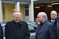 Il cardinale Angelo Scola al momento del suo arrivo alla Periodici San Paolo di Milano, ricevuto da don Antonio Sciortino, direttore di Famiglia Cristiana.