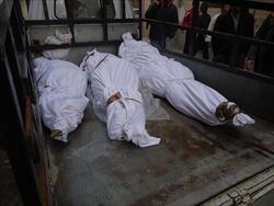 I corpi di alcune delle vittime della repressione a Homs (copertina e questa foto: Reuters).