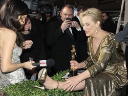 Meryl Streep, al terzo Oscar, mostra alla stampa le scarpe di Ferragamo indossate per la cerimonia: stesso modello portato da Margaret Thatcher (foto Reuters).