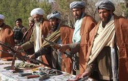 Un gruppo di Talebani si arrende alle forze della coalizione alleata nel gennaio 2012. Foto Ansa.