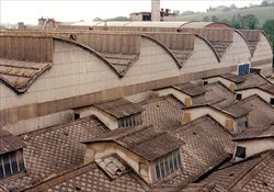 In questa foto d'archivio (2004) i tetti dello stabilimento di Casale Monferrato della Eternit in una scena dal documentario "Indistruttibile" di Michele Citoni (foto Ansa).