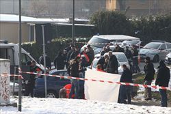 I rilievi della polizia sul luogo dove un cileno è stato ucciso da un vigile (foto Eidon).