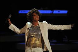 Whitney Houston durante un concerto (foto Ansa).