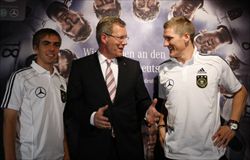 L'ex presidente Wulff in un momento di gloria: con i calciatori Lamb e Schweinsteiger nel ritiro della Nazionale tedesca in Sudafrica (foto Reuters). In copertina: Wulff con la moglie Bettina all'annuncio delle dimissioni (foto Ansa).