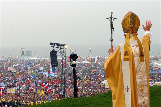 Bendetto XVI, 85 anni al servizio di Cristo