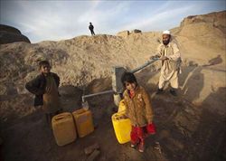 Un pozzo d'acqua potabile in Afghanistan. Foto di Ahmad Masood/Reuters (anche la fotgo di copertiuna, che documenta la penuria d'acqua in alcune aree della Cina colpite dalla siccità, è della Reuters).