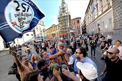 Il Comitato per il "Sì" all'acqua pubblica festeggia a Napoli la vittoria nel referendum del 2011 (foto Ansa).